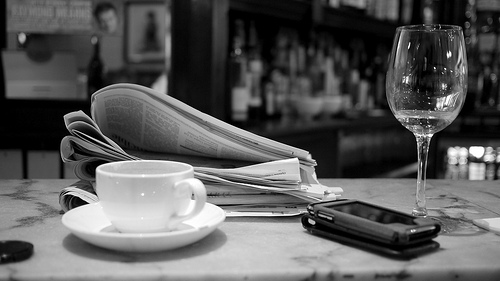 コーヒー、ワイン、新聞紙、携帯電話
